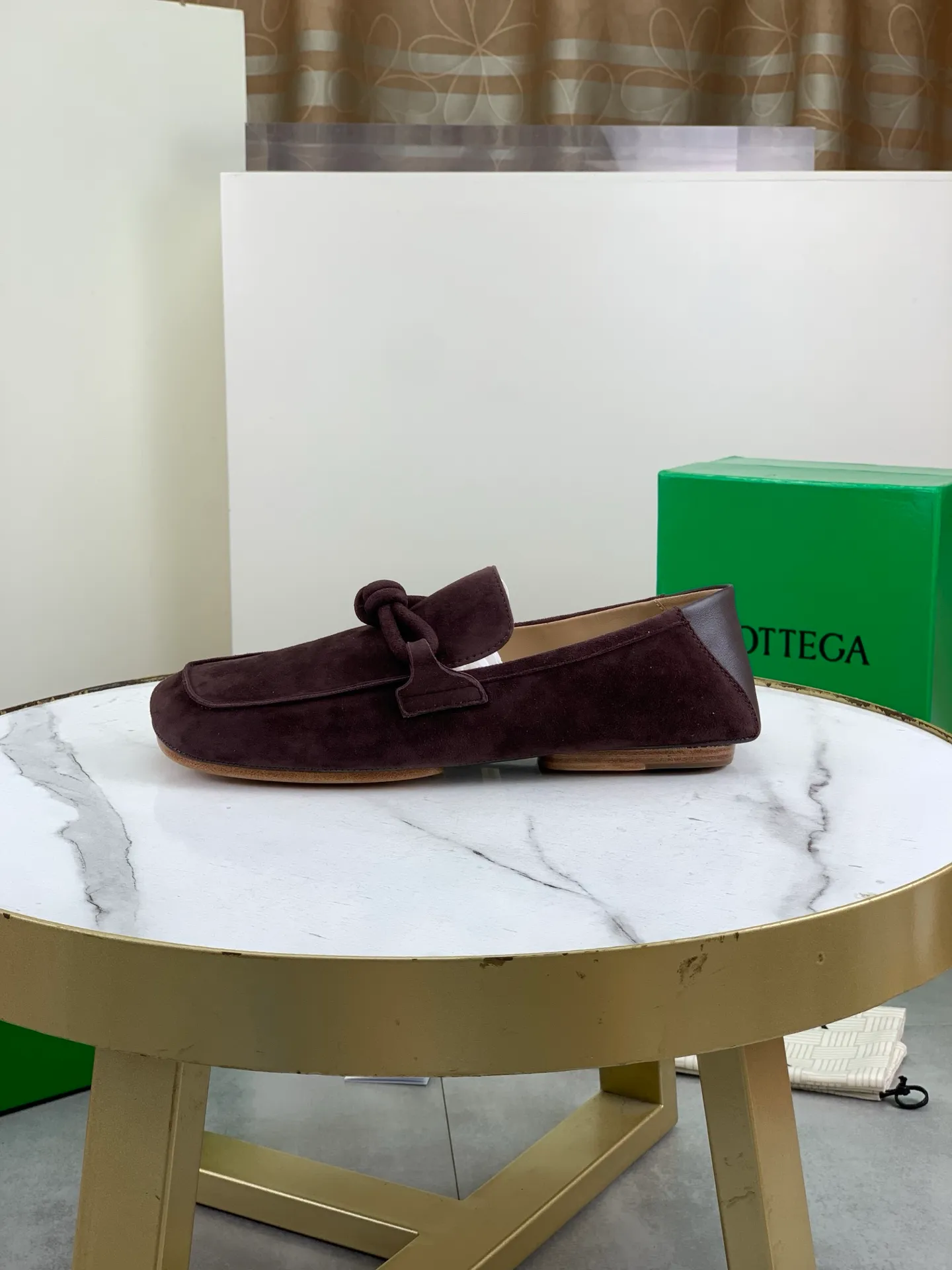 Factory price P760💰Top quality (genuine leather outsole series)💎💎💎 BOTTEGA VENETA official website synchronizes the latest model, top version of the highest version of BV business leather shoes in the market, accept material comparison, shoe type comparison, process comparison, practical and texture, versatile, suitable for any occasion, the more you look at it, the more flavorful it becomes. Pure hand-woven craftsmanship - upper material, imported original hand-woven calfskin - high-quality water-dyed sheepskin lining - original private model custom-made hand-made leather outsole -Size: female 35-39 (34 40 customized) male 39-44 (38 45 customized) Comes with original BV green box, complete packaging.